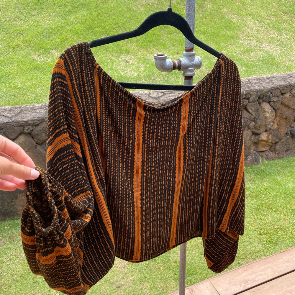 Manaola Blouse with Billowed Sleeves. Black and orange/brown pattern.